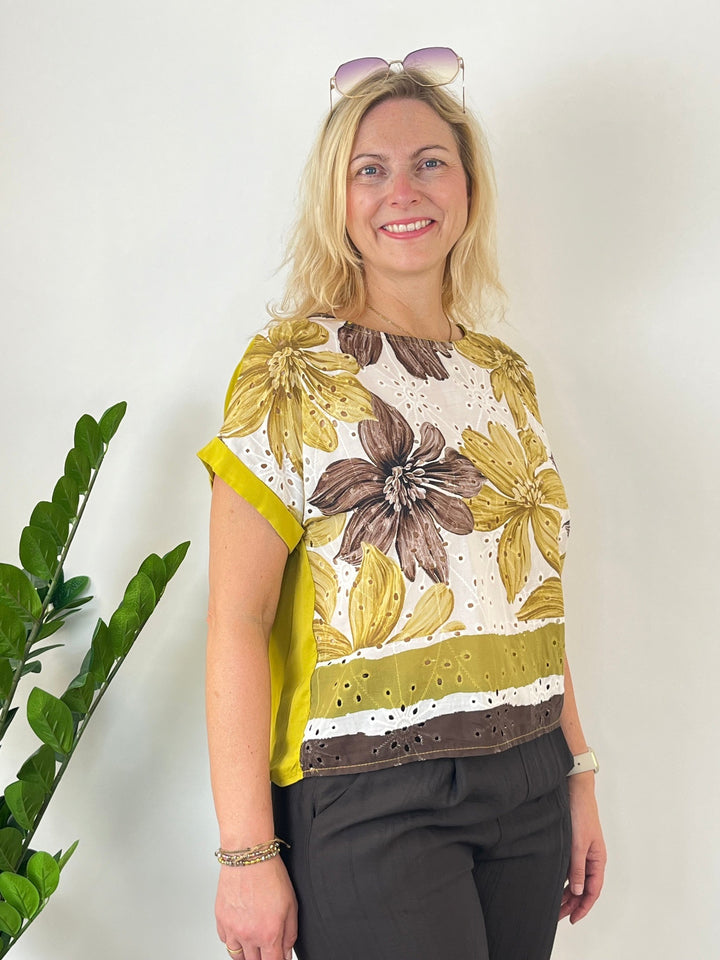 Gelbes Blusenshirt mit floralen Motiven und gelbem Saumstreifen