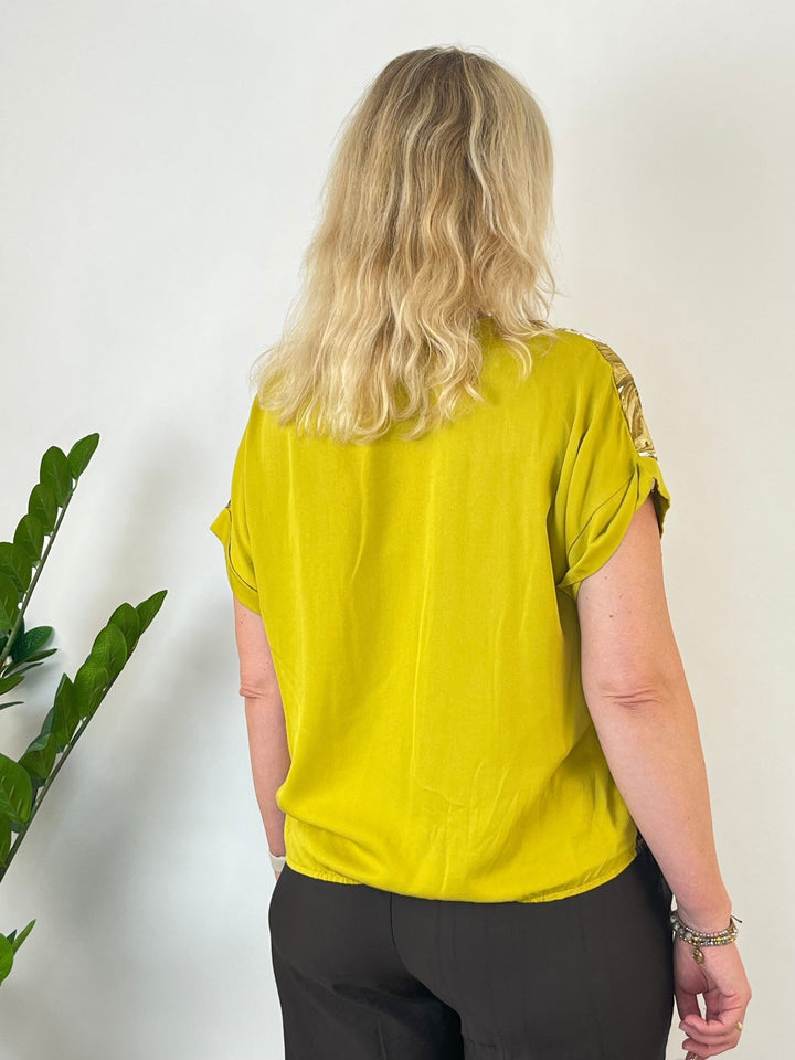 Gelbes Blusenshirt mit Lochstickerei und glatter Rückseite