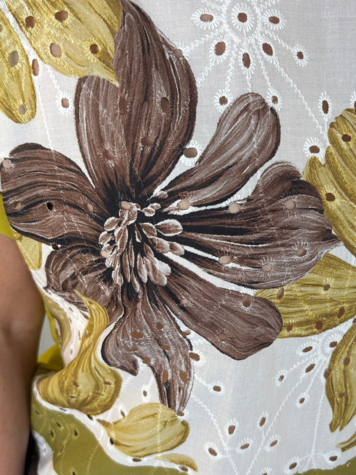 Nahaufnahme florales Blusenshirt mit braunen Blüten und Lochstickerei