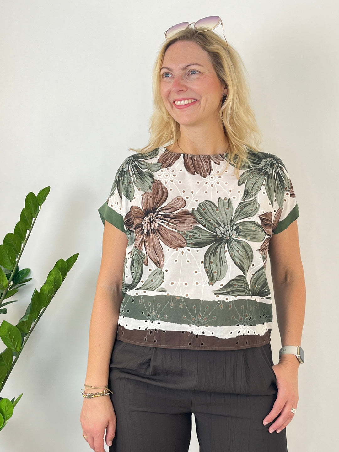 Cremefarbenes Blusenshirt mit großem Blumenmuster und grünen Ärmeln