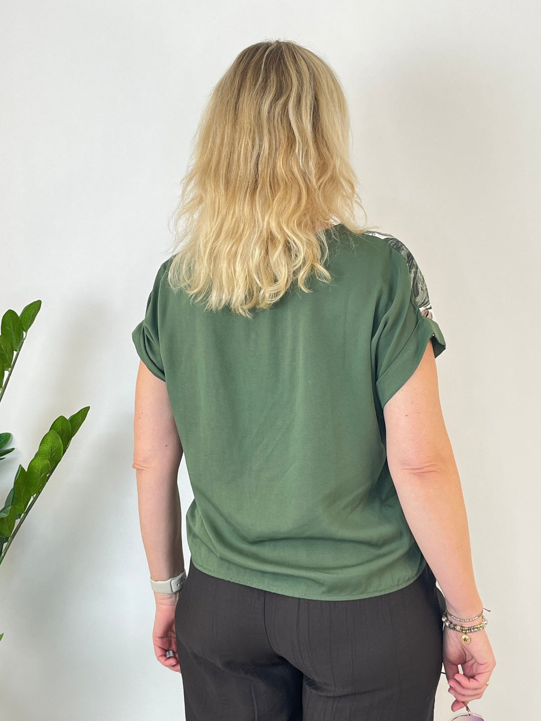 Olivgrünes Blusenshirt mit lockerem Schnitt und glattem Stoff