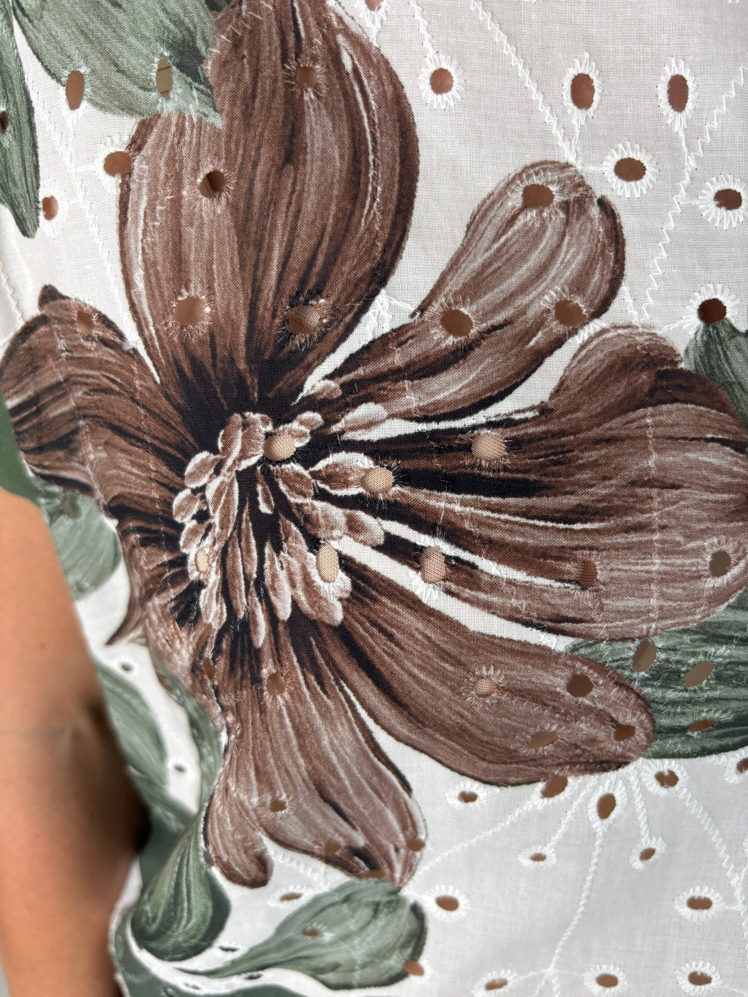 Detailansicht Sommerbluse mit braun-grünem Floraldruck und Gitter-Lochstickerei