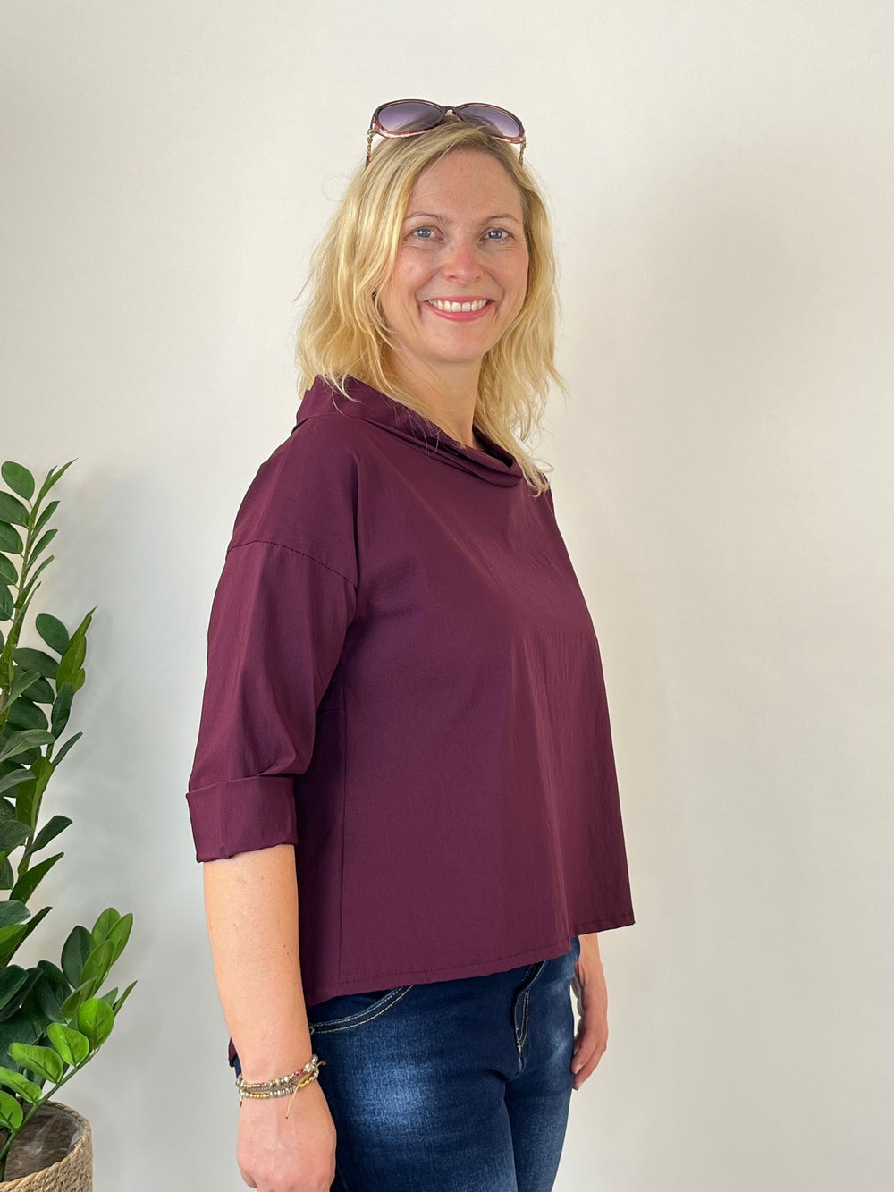 Seitenansicht des lässigen bordeauxroten Blusenshirts in Viskosemischung mit entspannter Passform
