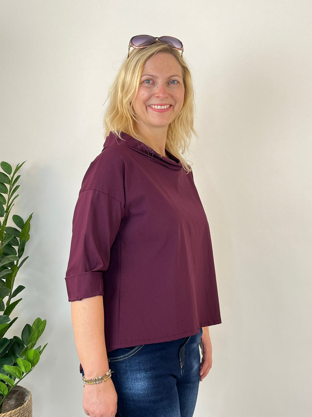 Seitenansicht des lässigen bordeauxroten Blusenshirts in Viskosemischung mit entspannter Passform