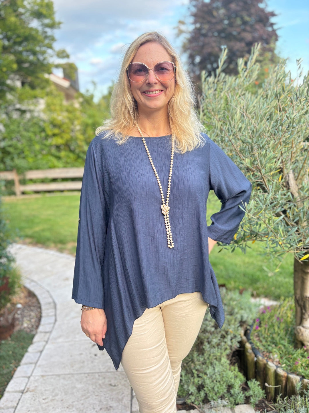 Lässige marine Tunika im Outdoor-Look mit beige Leggings und Perlenkette