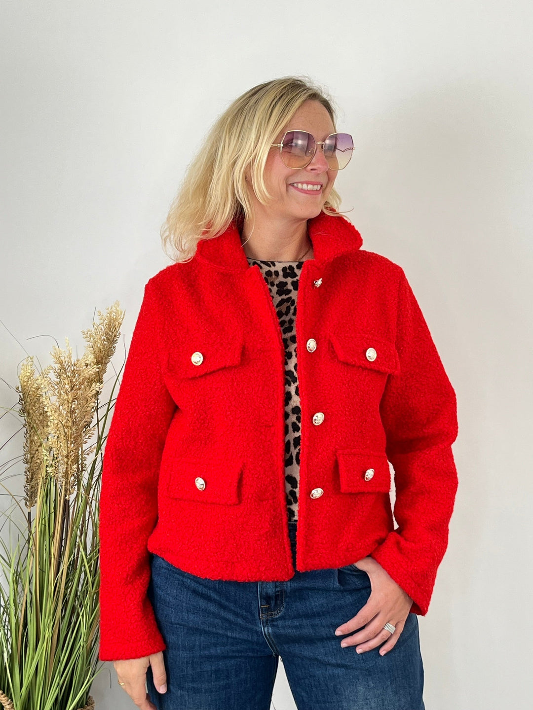 Rote Boucléjacke Milano mit Schmuckknöpfen und Pattentaschen, getragen über Jeans