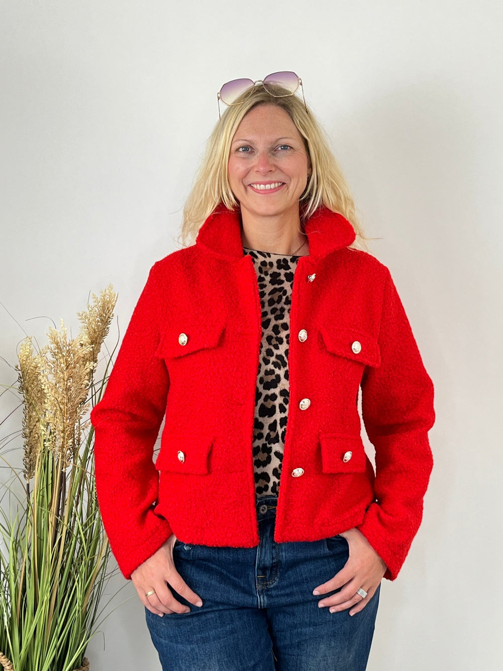 Frontalansicht rote Boucléjacke Milano mit klassischem Kragen und femininem Look