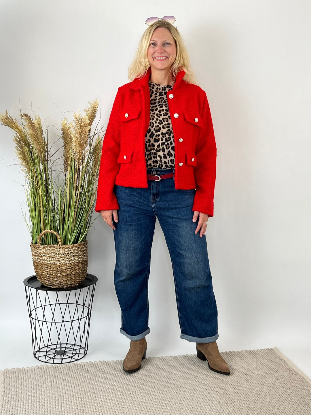 Ganzkörperlook rote Boucléjacke Milano kombiniert mit Leoparden-Shirt und Jeans