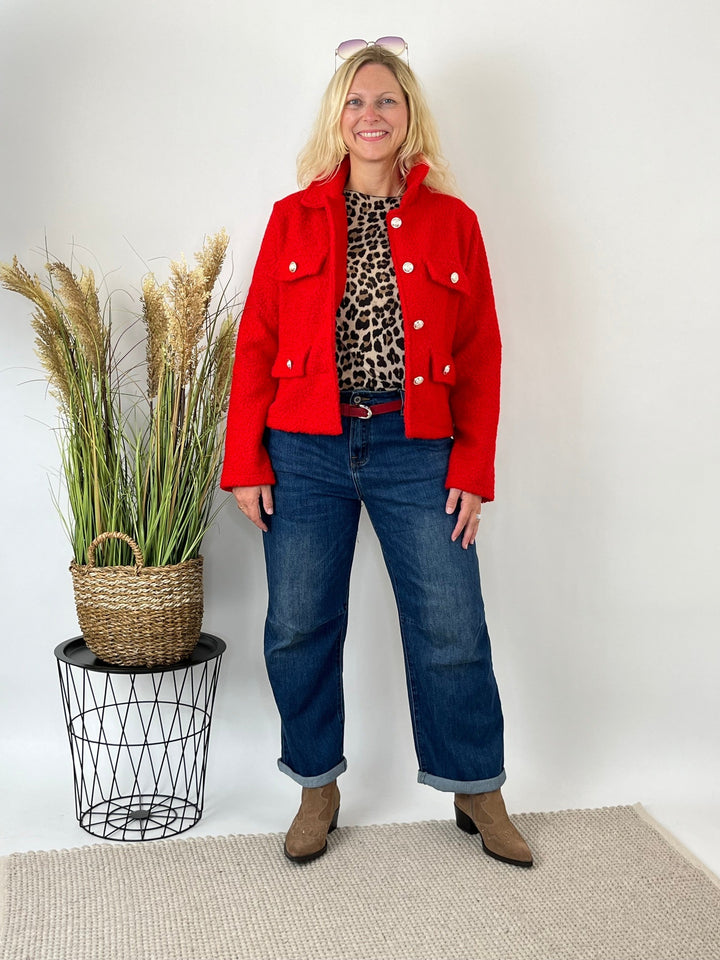 Ganzkörperlook rote Boucléjacke Milano kombiniert mit Leoparden-Shirt und Jeans