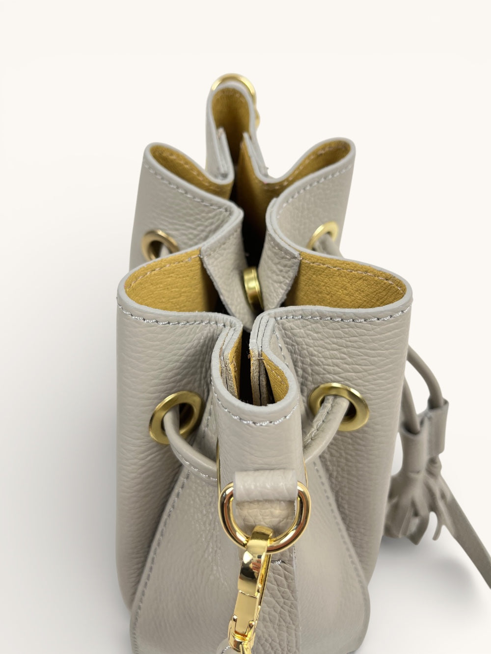 Bucket Bag aus Echtleder mit goldfarbenen Zierelementen von Bella Vita - Mode &amp; Lifestyle