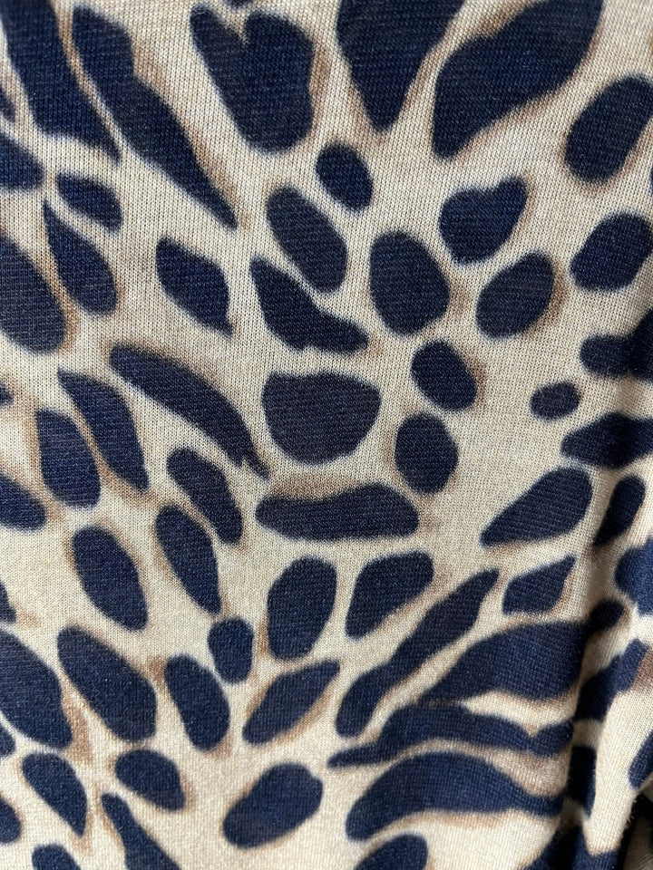 Nahaufnahme des weichen Cashmere-Touch-Stoffs mit blau-beige Animalmix-Print