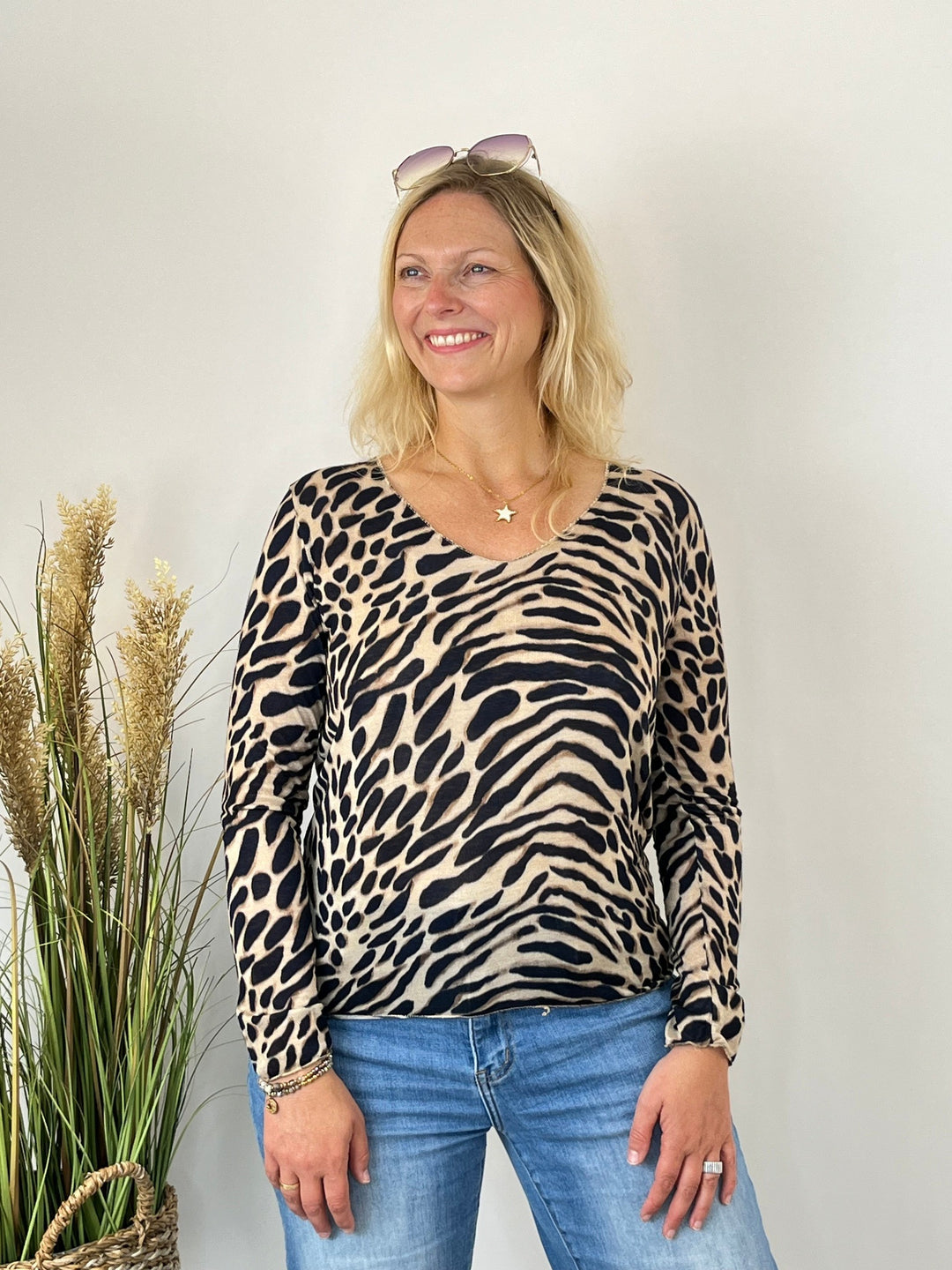 Cashmere Touch Shirt im Tierprint mit femininem V-Ausschnitt