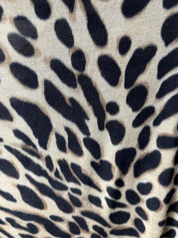 Nahaufnahme Animalmix-Print auf schwarzem Cashmere Touch Shirt mit feiner Webstruktur