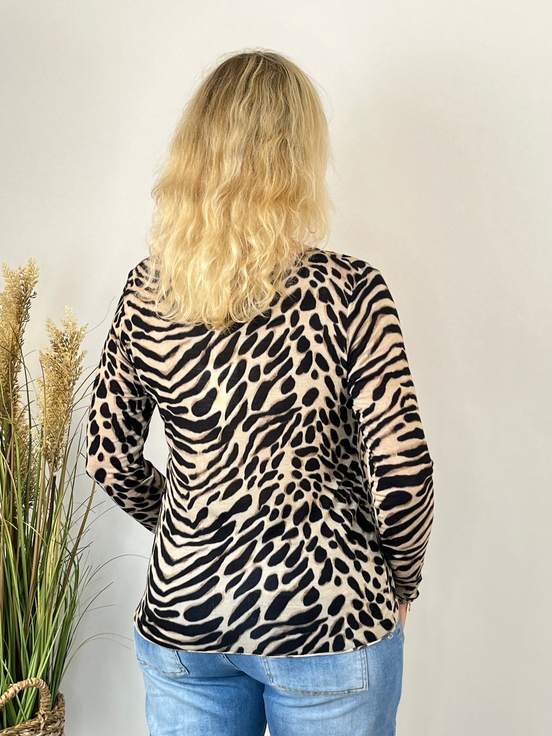 Rückansicht des langärmeligen Cashmere Shirts mit Tiger- und Leopardenprint