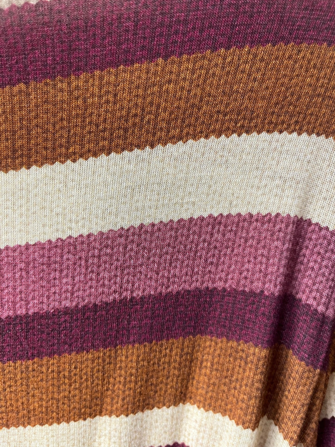 Bordeaux Blockstreifen Cashmere Touch Shirt Nahaufnahme Stoffstruktur