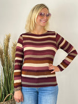Bordeaux Cashmere Touch Shirt mit breiten Blockstreifen, getragen von einer Frau