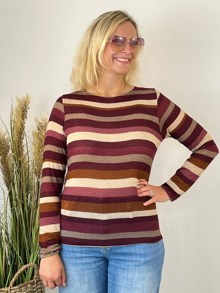 Bordeaux Cashmere Touch Shirt mit breiten Blockstreifen, getragen von einer Frau