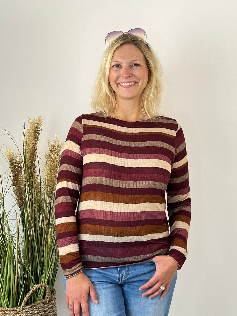 Frontalansicht des dehnbaren Cashmere-Shirts mit markanten horizontalen Streifen