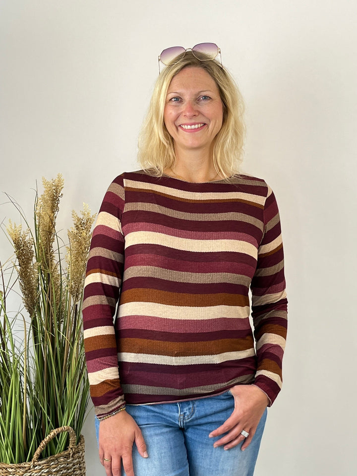 Frontalansicht des dehnbaren Cashmere-Shirts mit markanten horizontalen Streifen