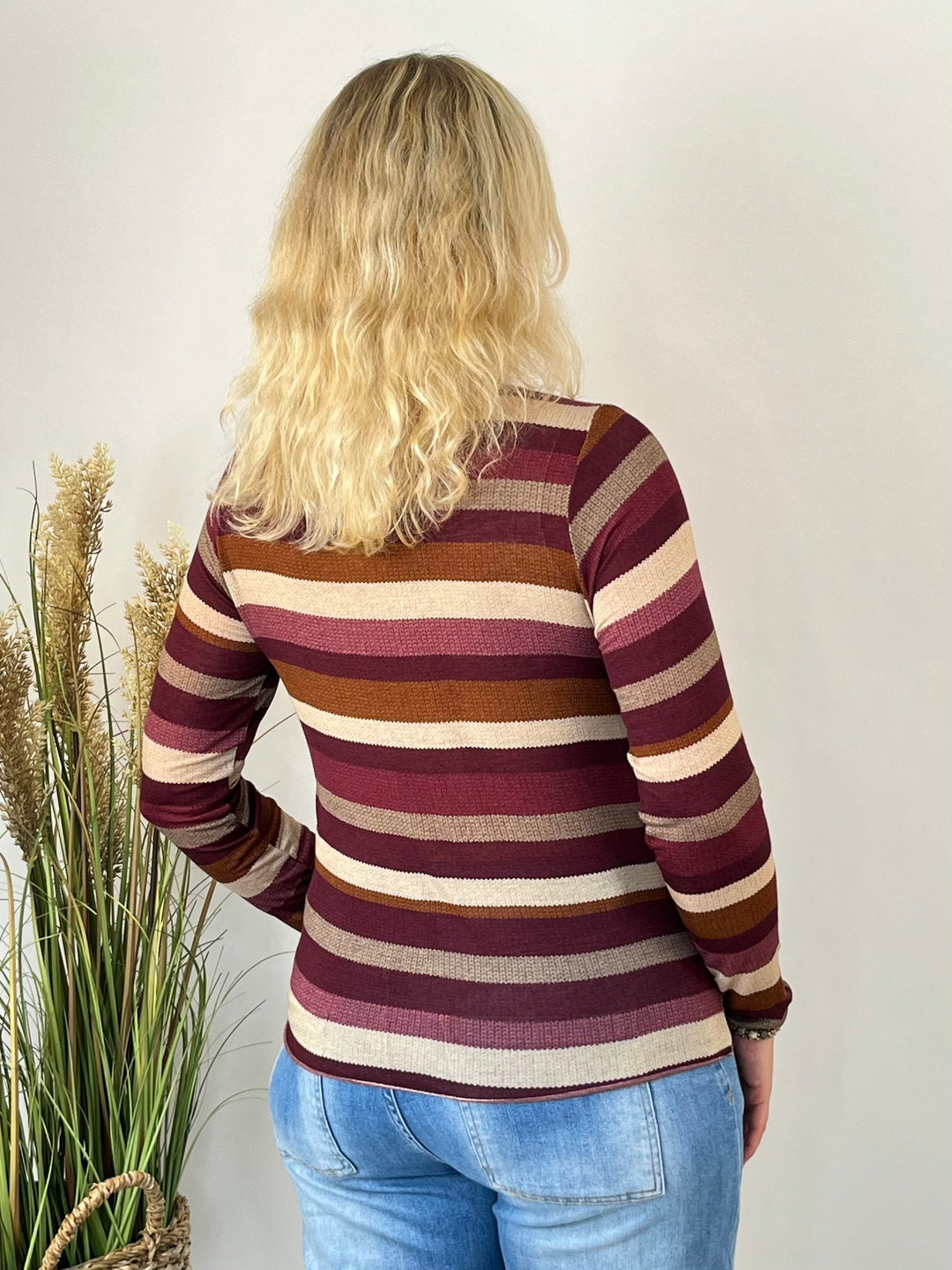 Rückansicht des bordeauxfarbenen Streifenshirts mit langem Ärmel und Rundhalsausschnitt