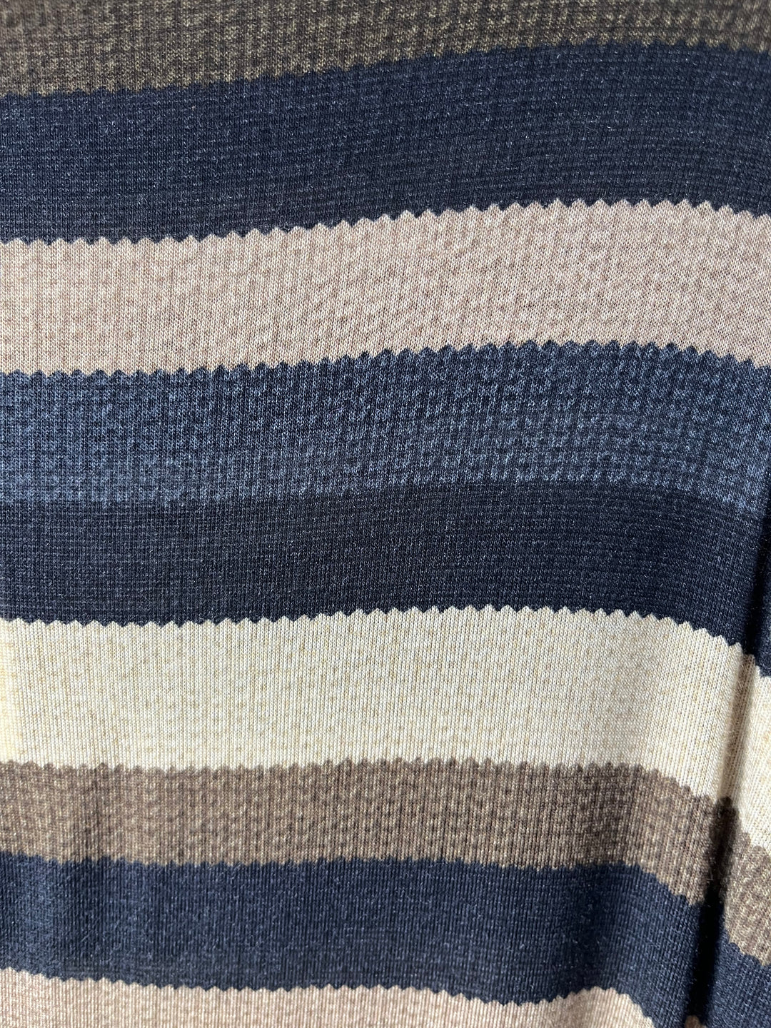 Braunes Cashmere-Touch-Shirt mit Blockstreifen, Nahaufnahme Webstruktur