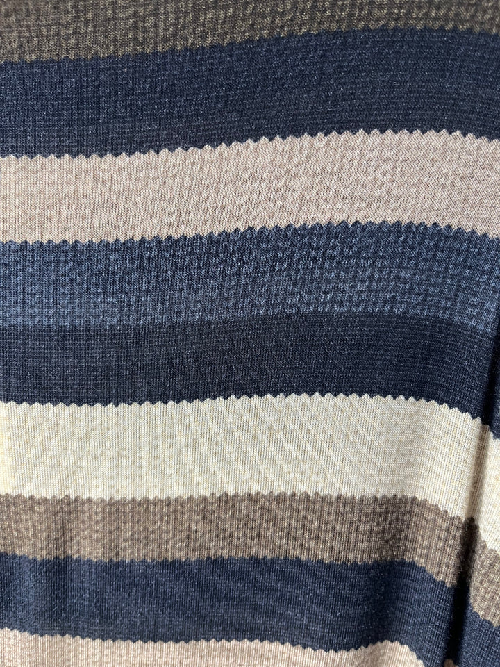 Braunes Cashmere-Touch-Shirt mit Blockstreifen, Nahaufnahme Webstruktur