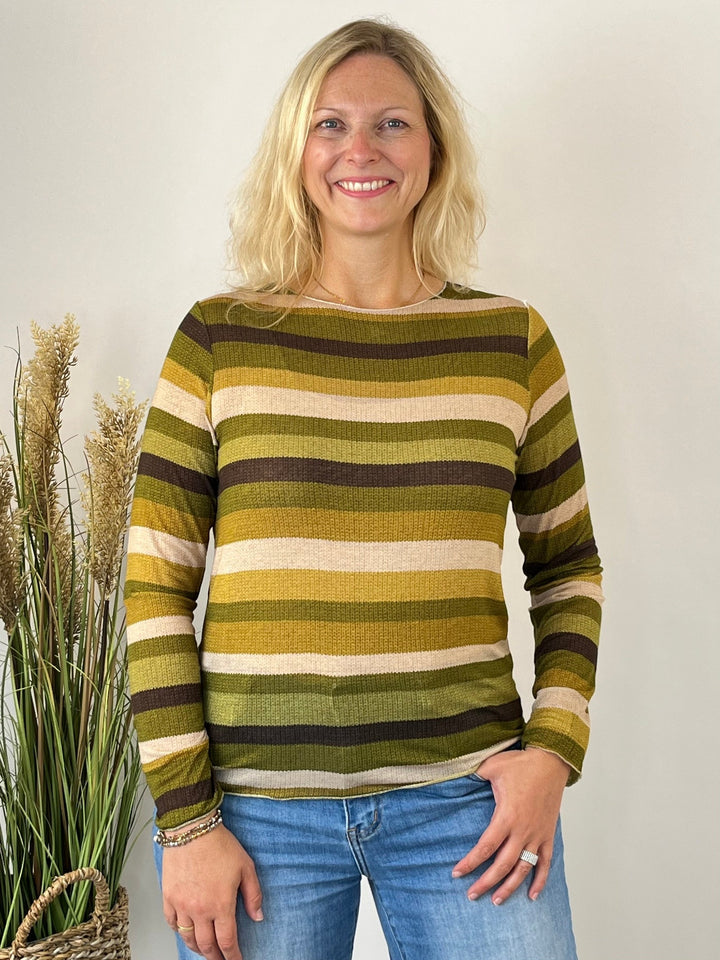 Frontansicht des weichen Viskose-Kaschmir Shirts in Oliv mit Streifendesign