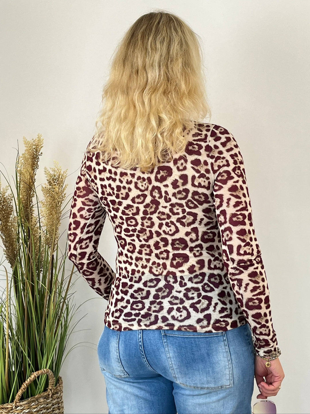 Rückansicht bordeauxfarbener Leo-Print Shirt mit Viskose-Cashmere-Mischung