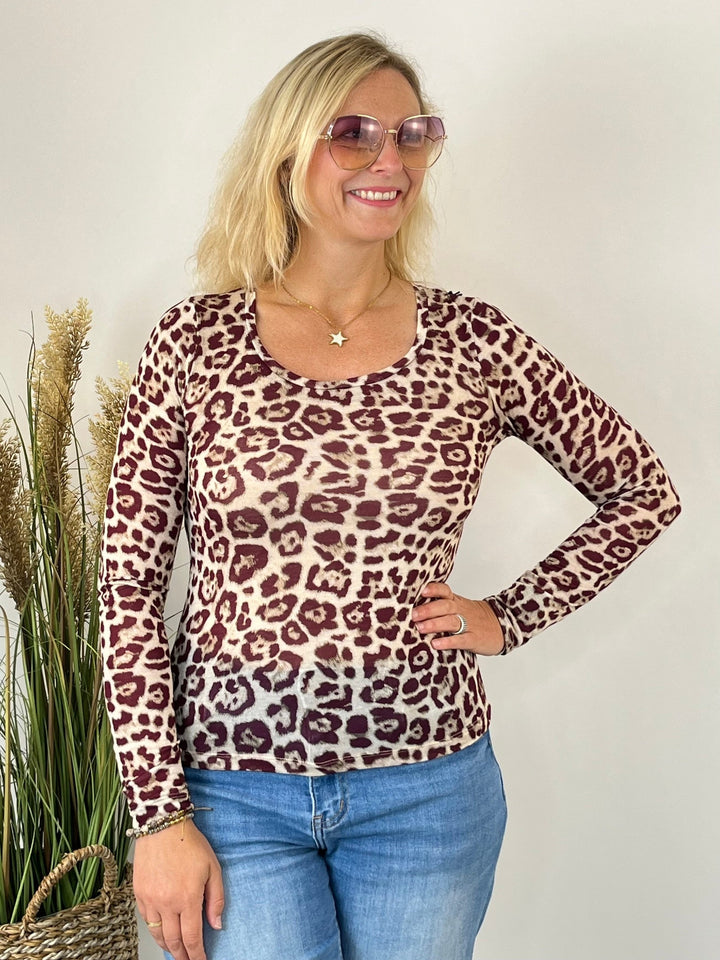 Dunkelrotes Cashmere-Touch Top mit tiefem Ausschnitt und Tierprint