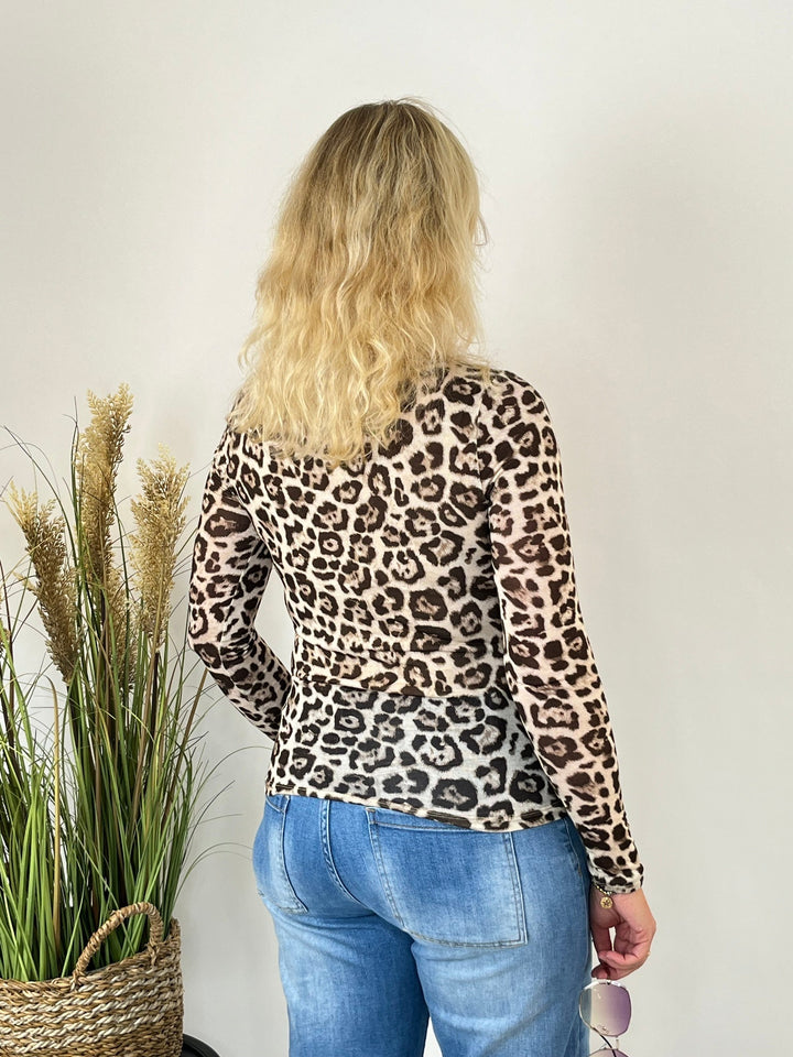 Körpernahe Passform des braunen Leopardendruck-Shirts von hinten