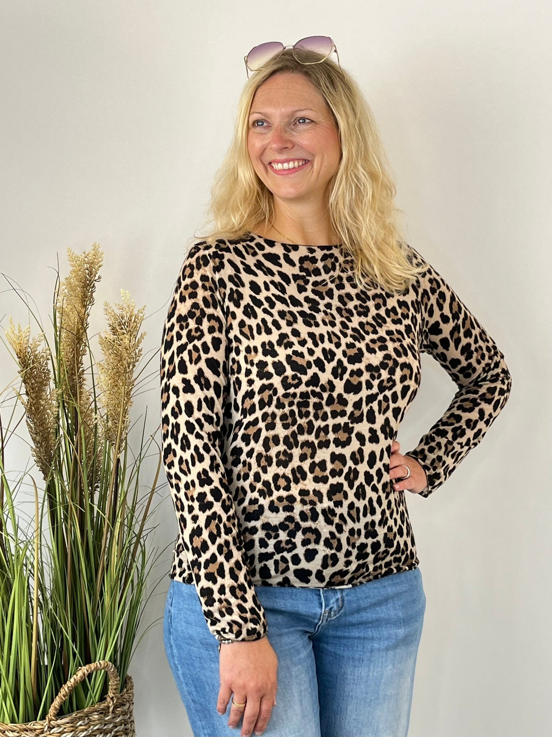Seitliche Ansicht des beigen Leo-Shirts mit eng anliegender Passform und Jeans