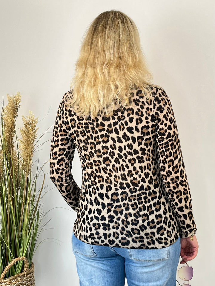 Rückansicht des beige-braunen Leopardenprint-Shirts mit langen Ärmeln