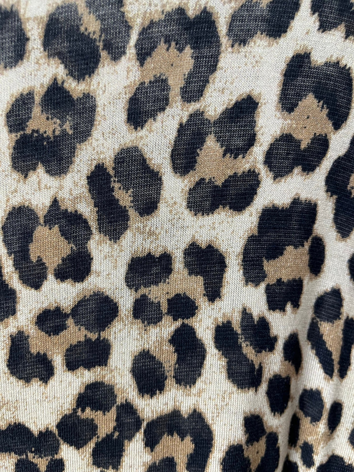 Nahaufnahme beige-braunes Leopardenmuster Cashmere Touch Shirt Leo