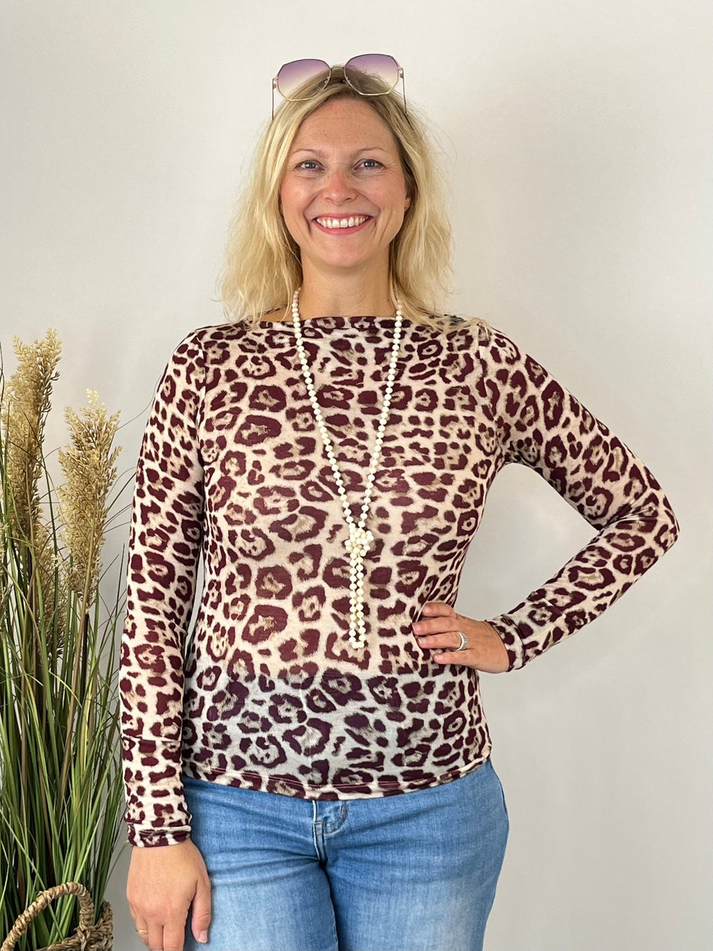 Körpernahe Passform des bordeauxfarbenen Animalprint Tops