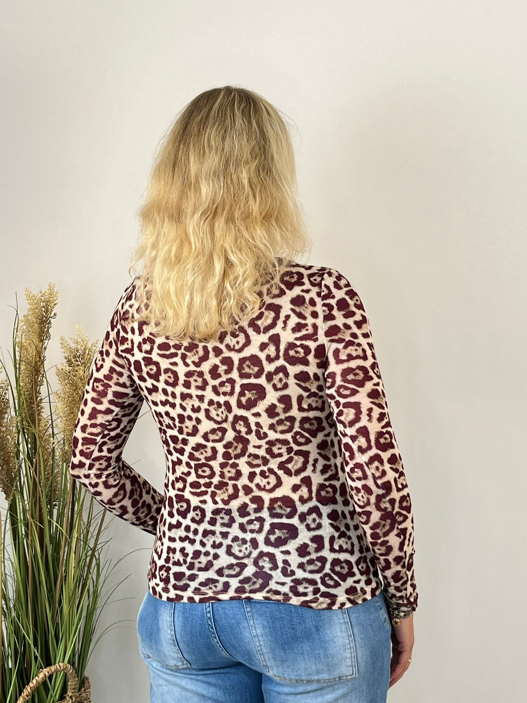 Rückansicht des schmal geschnittenen Leopardenprint Shirts
