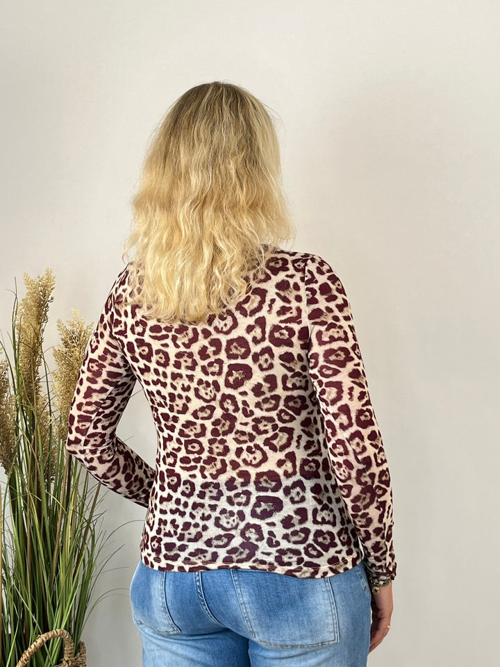 Rückansicht des schmal geschnittenen Leopardenprint Shirts