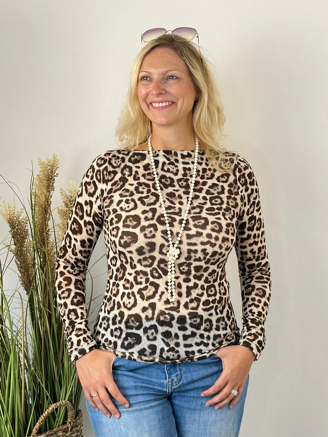 Braunes Cashmere Touch Shirt Leo mit Leoprint und U-Boot-Ausschnitt