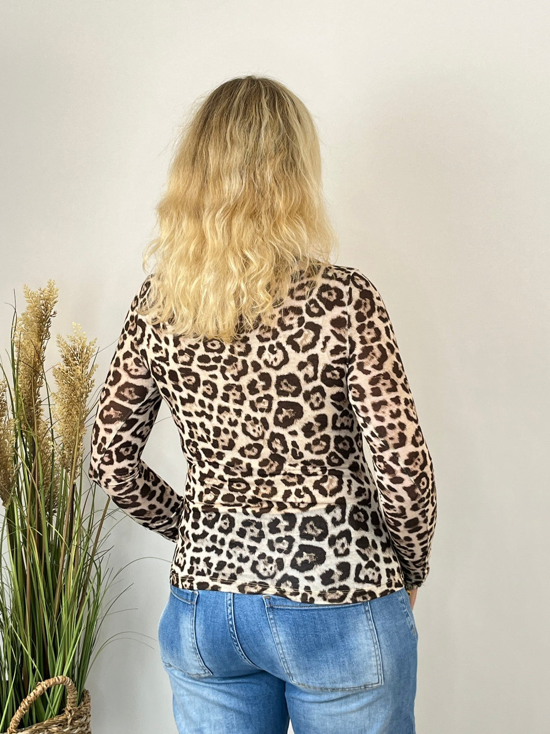 Figurbetonter Schnitt des braunen Leoprint-Shirts von hinten