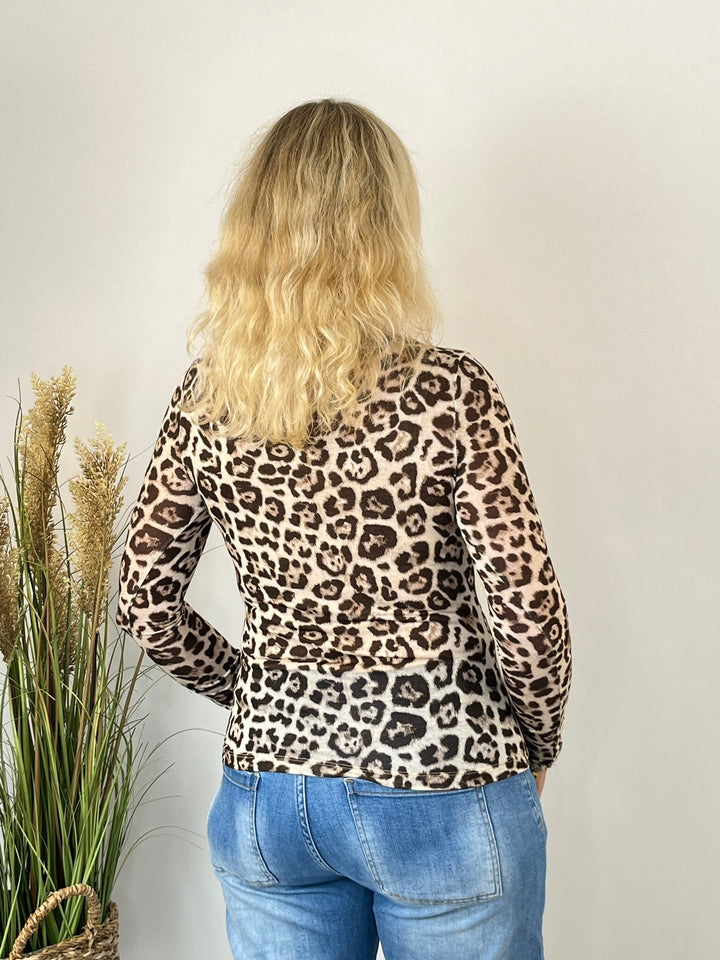 Figurbetonter Schnitt des braunen Leoprint-Shirts von hinten
