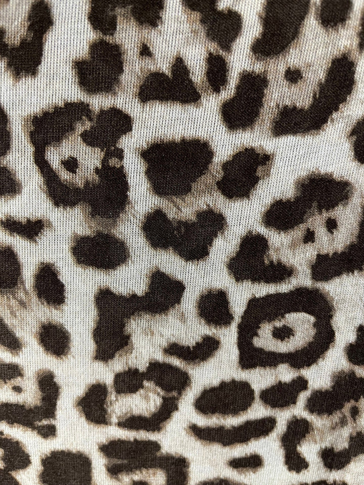 Nahaufnahme braun-weißer Leoprint auf Viskose-Cashmere-Shirt