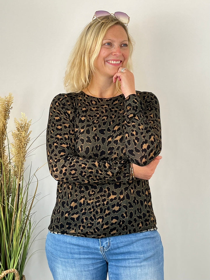 Cashmere Touch Shirt Leo mit Leopardenmuster in Khaki, getragen von einer Frau