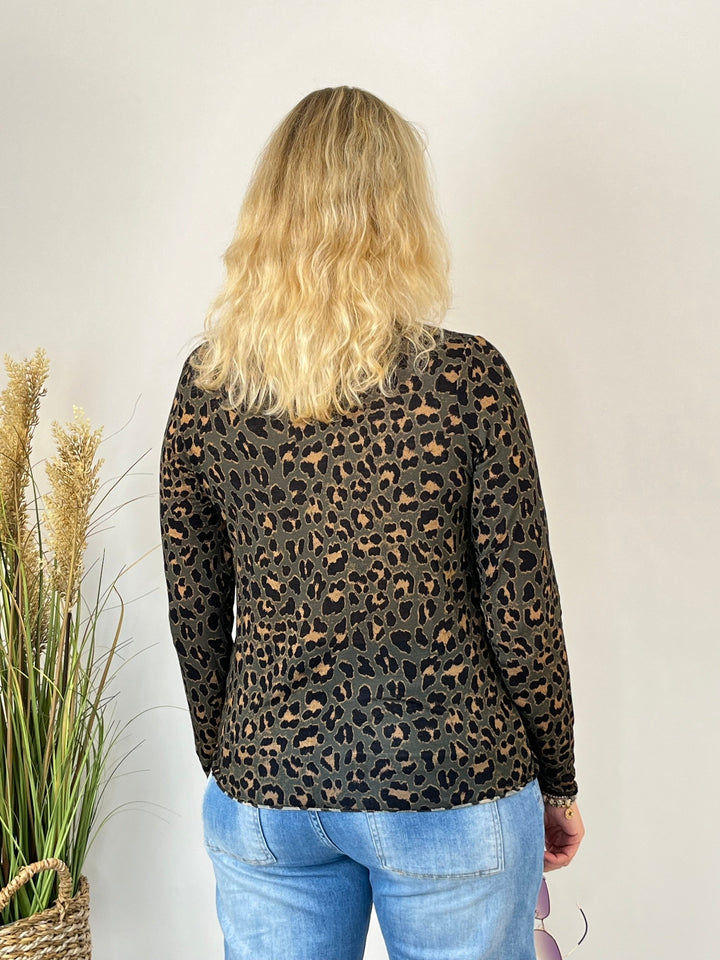 Rückansicht des Cashmere Touch Shirts Leo mit Khaki-Leopardenmuster