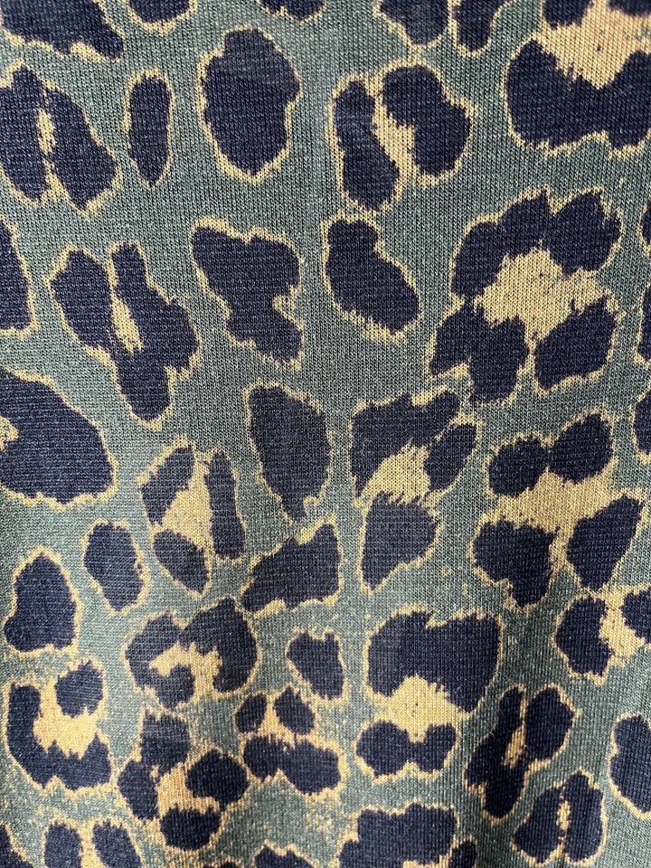 Nahaufnahme des dehnbaren Kaschmir-Touch-Stoffs mit Leopardenmuster in Khaki
