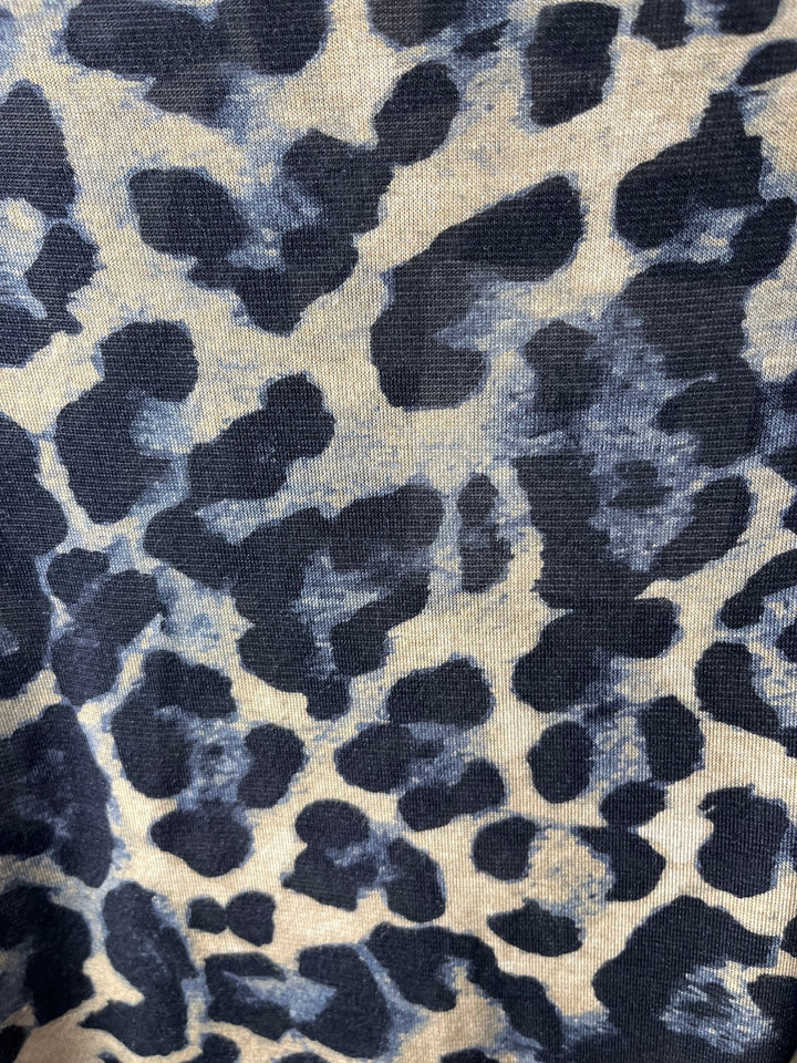 Nahaufnahme des dehnbaren Kaschmir-Touch-Stoffs mit Leopardenmuster in Marineblau und Beige