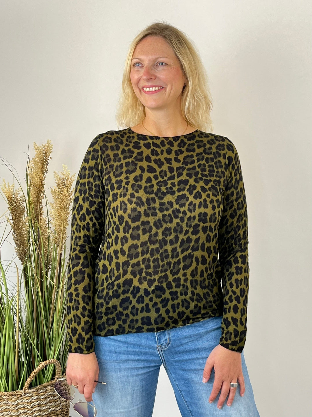 Seitliche Ansicht Cashmere Touch Shirt Leo oliv mit Leopardenprint
