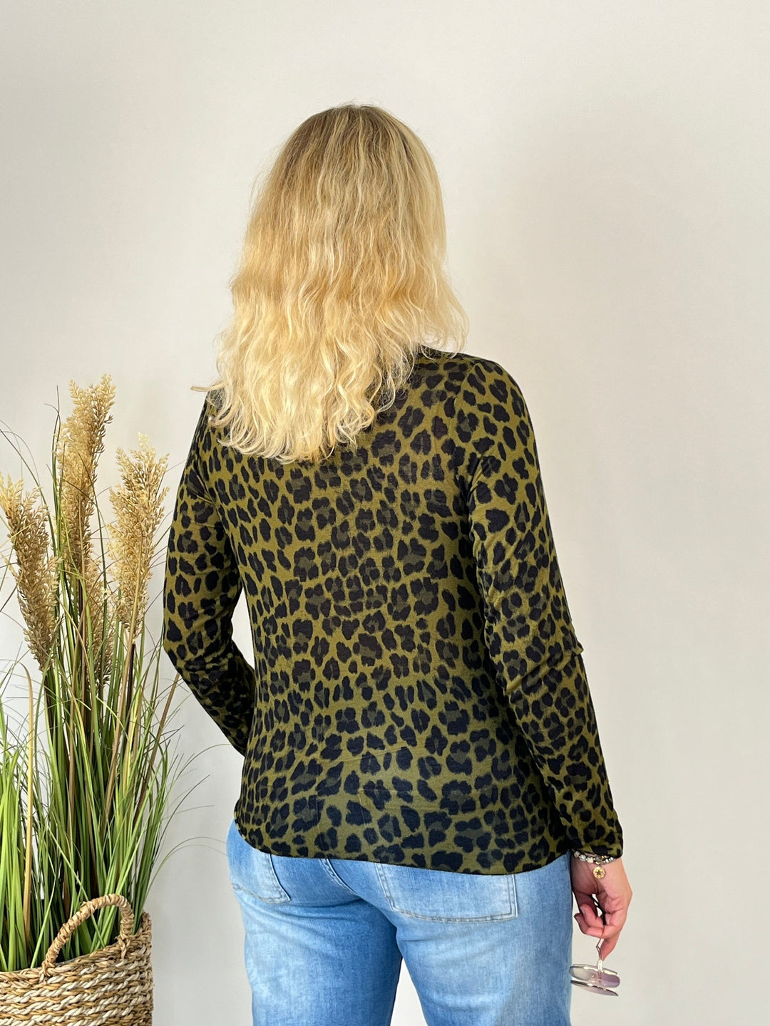 Rückansicht Cashmere Touch Shirt Leo oliv mit Leopardenmuster