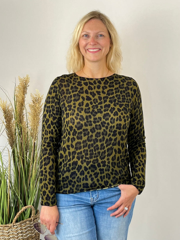 Cashmere Touch Shirt Leo oliv mit Rundhalsausschnitt und Leo-Print