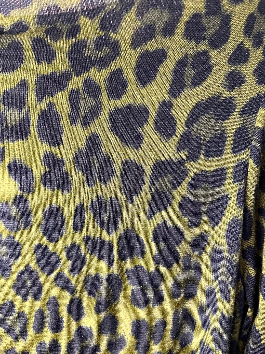 Nahaufnahme olivgrünes Cashmere-Touch-Shirt mit Leopardenmuster und feiner Textur