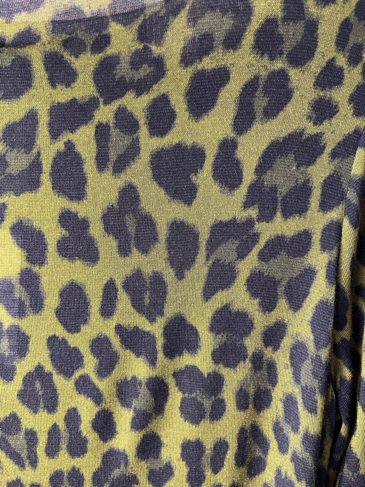 Nahaufnahme olivgrünes Cashmere-Touch-Shirt mit Leopardenmuster und feiner Textur