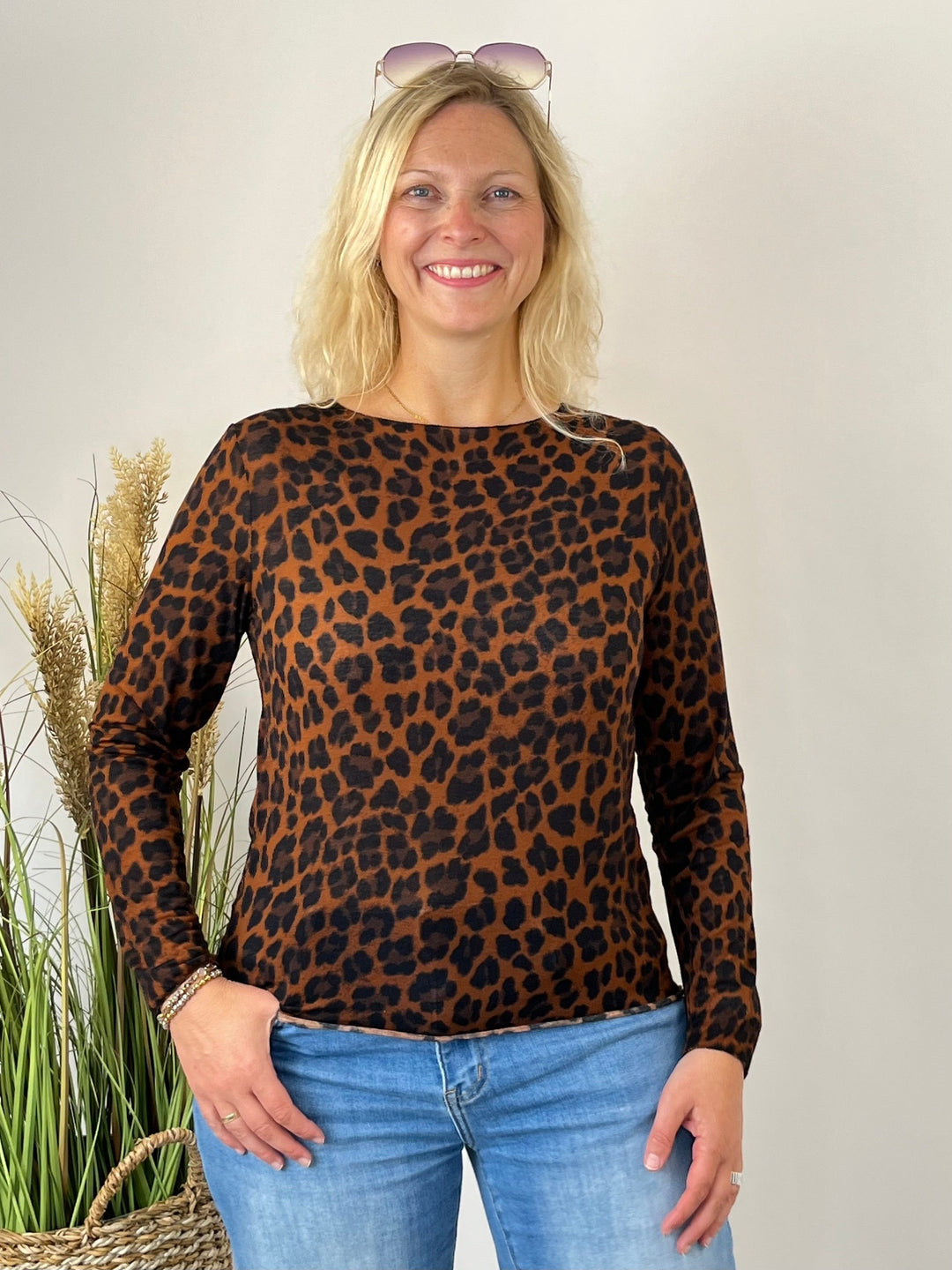 Dünnes, dehnbares Shirt in Rostrot mit schwarzem Tierdruck